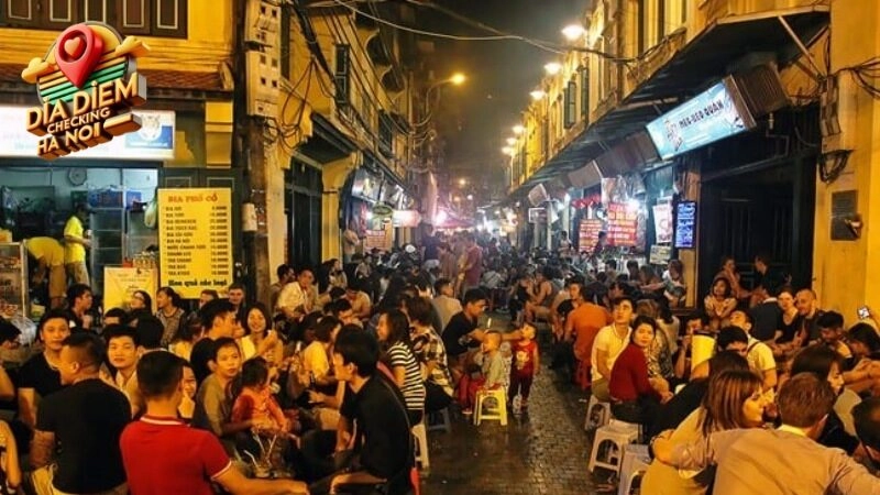 Chụp ảnh sống ảo tại Phố Tạ Hiện