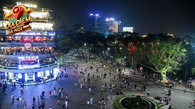 Tận hưởng không khí yên bình và sự thư giãn tại Phố đi bộ Hồ Gươm