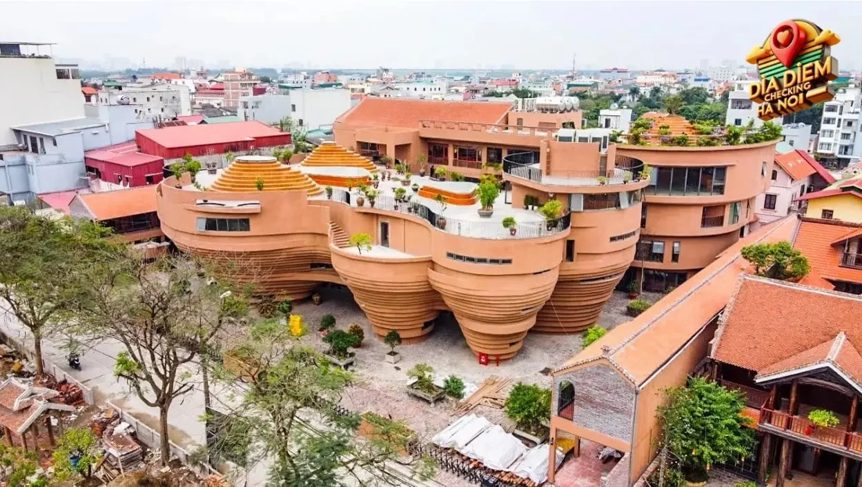 Sự giao thoa giữa Truyền thống và Hiện đại tại Chợ Gốm Bát Tràng