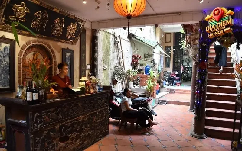 Vị Trí Đắc Địa và Kiến Trúc Mang Dấu Ấn Thời Gian