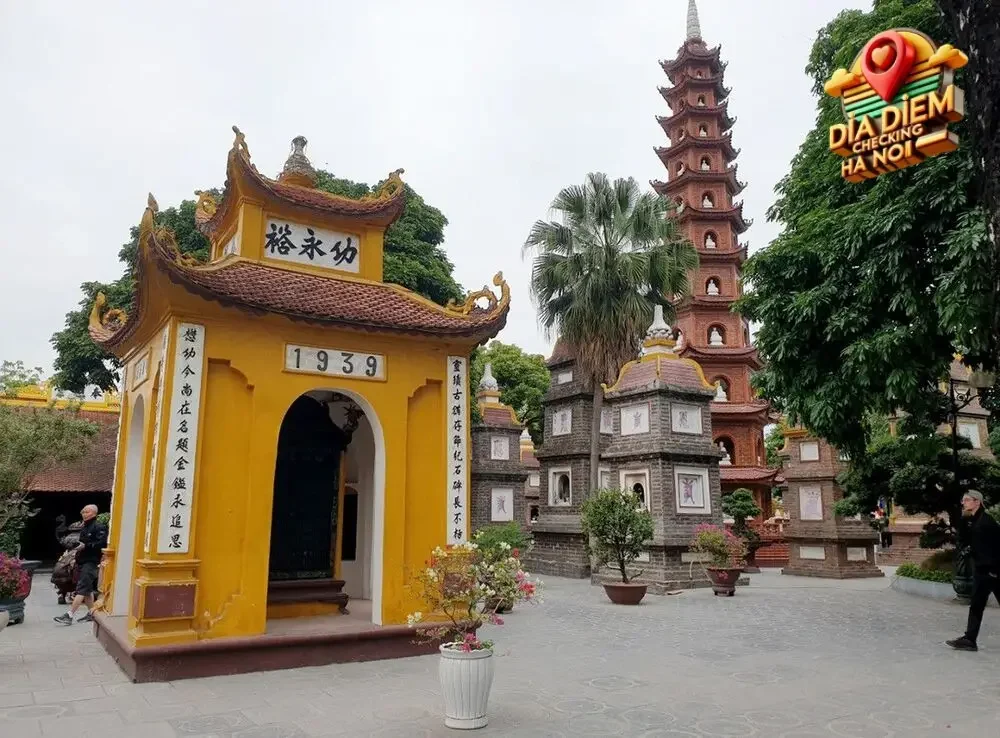 Lưu Ý Khi Tham Quan Chùa Trấn Quốc: Tôn Trọng Văn Hóa và Không Gian