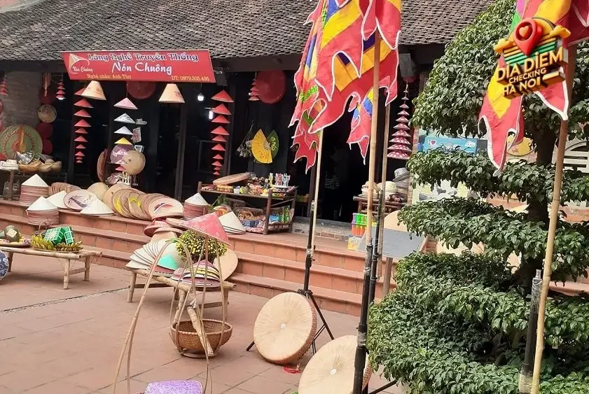 Quy trình làm nón lá thủ công tại làng Chuông